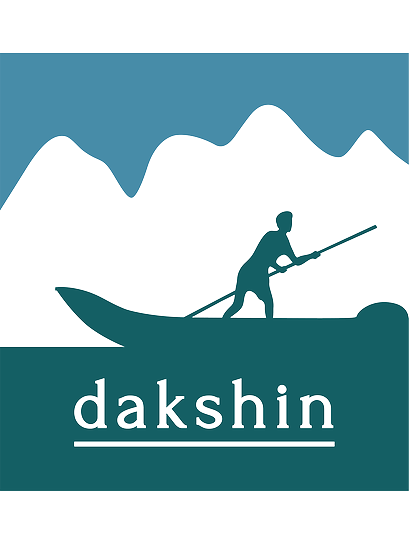 Dakshin Logo mit einem stilisierten Bild einer Person, die auf einem Boot rudert, vor einem Hintergrund