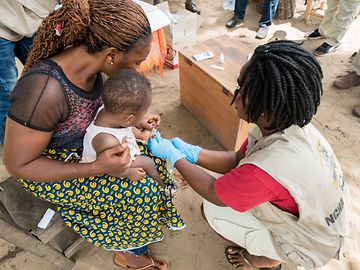 LMH, Comunity health worker with child